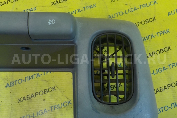 Консоль Nissan Atlas QD32 Консоль QD32 1998  68241-0T000