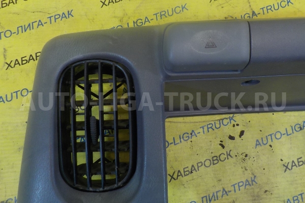 Консоль Nissan Atlas QD32 Консоль QD32 1998  68241-0T000