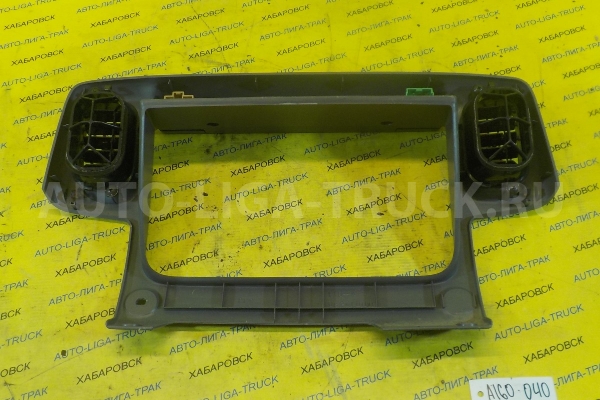 Консоль Nissan Atlas QD32 Консоль QD32 1998  68241-0T000