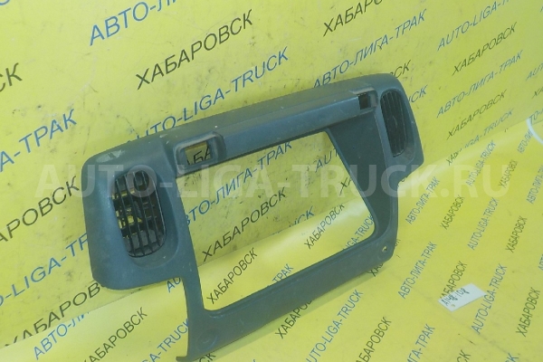 Консоль панели приборов Nissan Atlas TD27 Консоль панели приборов TD27 1999  68240-5T000