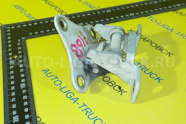 Крепление двери Isuzu Elf 4HF1 Крепление двери 4HF1 1996 8-97852-007-4 Крепление двери Isuzu Elf 4HF1 Крепление двери 4HF1 1996 8-97852-007-4