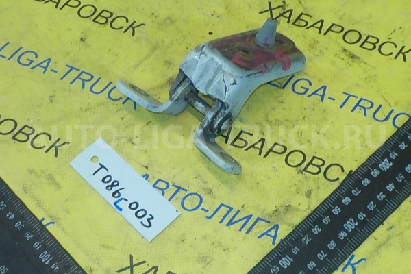 Крепление двери Mazda Titan 4HF1 Крепление двери 4HF1 1996  W611-59-210