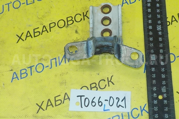 Крепление двери Mazda Titan 4HG1 Крепление двери 4HG1 2001  W611-59-210