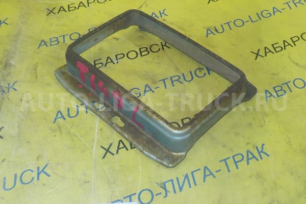 Окантовка фары Mazda Titan 4HF1 Окантовка фары 4HF1 1997  W114-51-033A