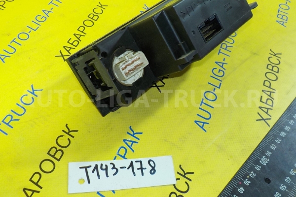 Переключатель печки Mazda Titan 4HG1 Переключатель печки 4HG1 2000  W620-61-190A