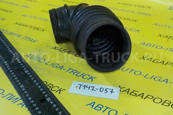 Впускной патрубок Mazda Titan 4HG1 Впускной патрубок 4HG1 2000  YJ01-13-221A