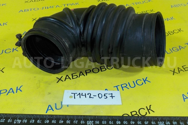 Впускной патрубок Mazda Titan 4HG1 Впускной патрубок 4HG1 2000  YJ01-13-221A