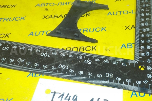 накладка на стойку зеркала Mazda Titan 4HF1 накладка на стойку зеркала 4HF1 1997  W74P-69-197