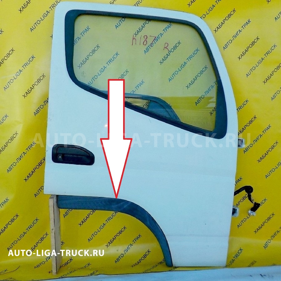 Обшивка двери низ Mitsubishi Canter